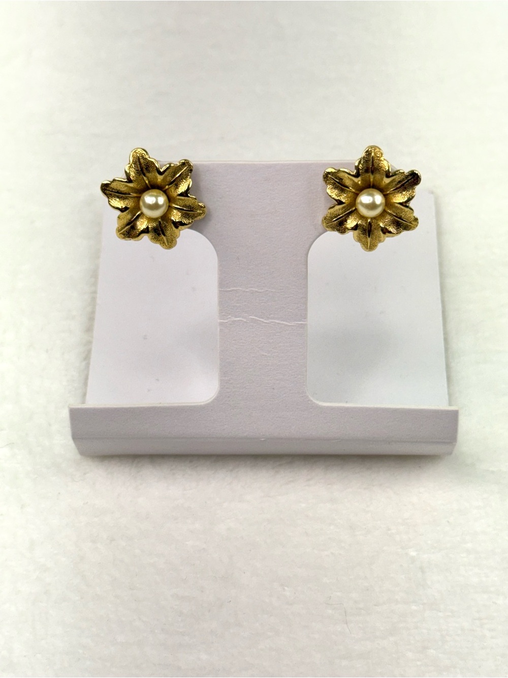 Vintage Flower Stud Pierced Earrings Gold Tone Faux Pearl 3/4" - Women Jewelry